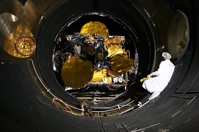 Družice SES-6 ve vakuové  komoře před startem