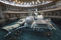 Trénink pod vodou je součástí výcviku také ruských kosmonautů. Výcvikové centrum Yuri Gagarin Cosmonaut Training Centrese nachází nedaleko Moskvy. Fotografie pochází z roku 2010.