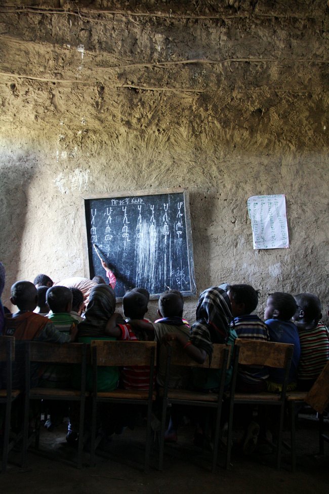 Děti se učí písmena amharské abecedy. Amharština je v Etiopii úředním jazykem.