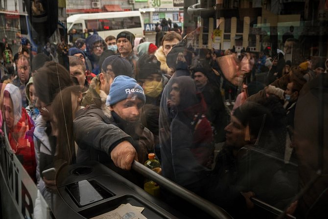 Lidé se snaží nastoupit do autobusů a vlaků mířících z Kyjeva po čtvrtečním rozsáhlém útoku ruských vojsk na Ukrajinu. Ruské letecké útoky a ostřelování mířily na města a vojenské základny.