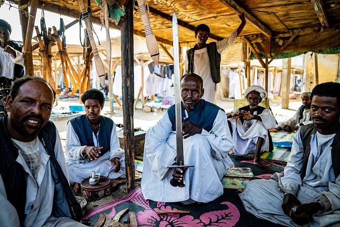 Výrobci mečů na tržnici v Port Súdánu.