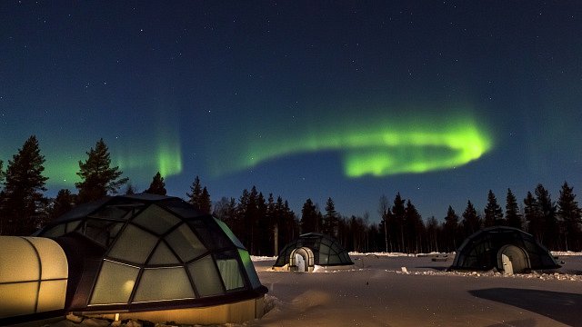 Kde jinde byste se měli kochat magickými světly severního pĺu, než ve Finsku, v Kakslauttanen Hotel & Igloo Village