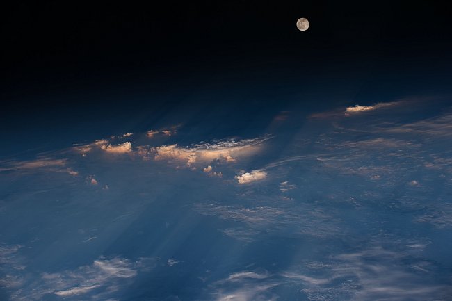 Astronauti posádky Expedice 47 zachytili z Mezinárodní vesmírné stanice jezero Balkhash, druhé největší jezero ve střední Asii. Úchvatný pohled od severozápadní Číny v dolní části až po východní Kazachstán umocňuje zlaté zbarvení odrážejícího se světla na