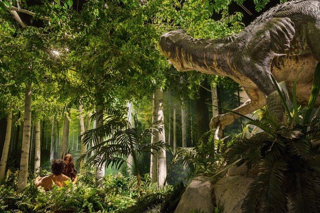 V Muzeu stvoření v Petersburgu v Kentucky obývají Adam a Eva Rajskou zahradu spolu s dinosaurem. Young-Earth Creationists (Kreacionisté mladé Země) věří, že planeta byla stvořena s plně fungujícími dospělými  lidmi před necelými 10 000 lety. 