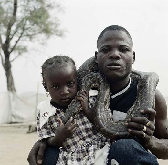 Ahmadu a krotitel hadů s krajtou,  Abuja, Nigérie 2005.