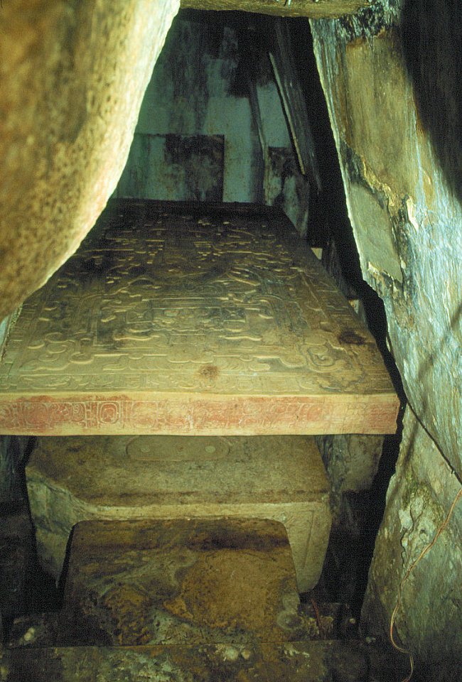 Hrobka Pakala (na záběru je vidět i kamenná deska s reliéfy)