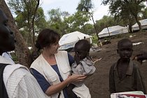 Zdravotnická koordinátorka Helen Ottens-Patterson při návštěvě odlehlé části tábora našla závažně podvyživeného chlapce Mohameda, který musel být ihned převezen do nemocnice.  