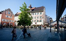 Náměstí Obermarkt, v pozadí dům s freskou, která zobrazuje udělení Braniborské marky v léno norimberskému purkrabímu Fridrichu VI. králem Zikmundem Lucemburským. Vše se událo právě zde. 