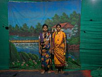 Domorodé ženy stojí před namalovaným pozadím na výroční slavnosti ve vesnici Órčha v zalesněné oblasti Abudžmarh ve státu Čhattísgarh. Oblast je hlavní základnou maoistických povstalců – naksalitů.
