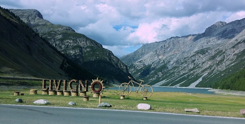 I přes složitější dostupnost se však Livigno prosazuje také v létě jako málokteré jiné alpské středisko. Je to určitě i tím, že sice nechalo vtrhnout moderní dobu tam, kde po staletí skoro nic nového nebylo, ale zároveň si zachovalo svůj tradiční ráz.