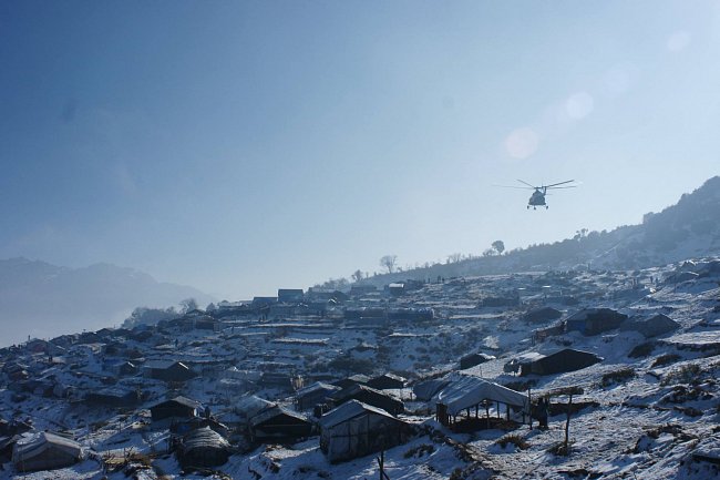 V posledních měsících je v Nepálu absolutní prioritou podpora obyvatel před zimou a mrazy. Díky humanitární pomoci si lidé ve vysokohorských oblastech mohou zateplit svá provizorní obydlí. 