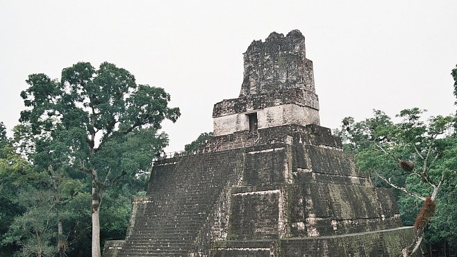 Tikal – magické  město v džungli vybudovali  Mayové. Anebo někdo tajemnější?