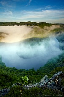 Na vrchu Máj jsem nakonec zůstal přes tři hodiny a fotografoval jsem ustupující mlhu, která pomalu uvolňovala pohled do hlubokého kaňonu, kde se zrcadlilo nebe v klidné hladině. 