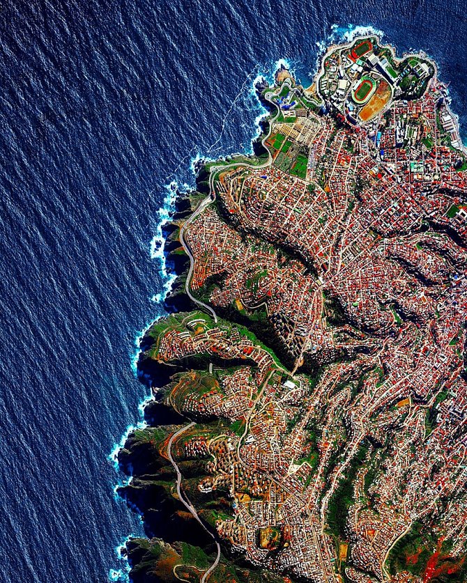Benjamin Grant přeměňuje satelitní snímky ve fotografie. Doufá, že jiný pohled dovede lidi k zamyšlení, jak Zemi lépe chránit: Valparaíso, Chille – město s přezdívkou Klenot Pacifiku je postaveno na strmých svazích s výhledem na Tichý oceán.