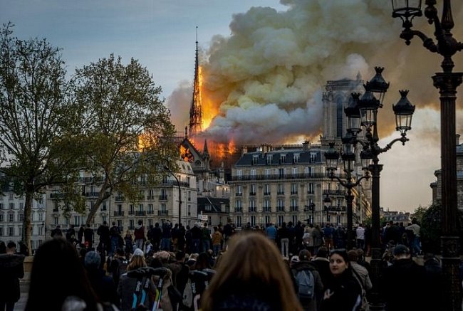 Krátce poté, co poslední turisté opustili Notre Dame, z devadesátimetrové sanktusové věže začal stoupat kouř. Během požáru se sanktusník a dřevěný interiér zbortily.