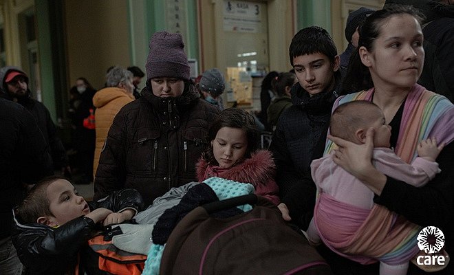 Ukrajinská rodina utíkající před válkou – Přemyšl, Polsko.
