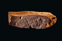 Úlomek červeného okru nalezený v jeskyni Blombos v roce 2000 je zdobený šikmým šrafováním a rovnoběžnými vrypy, které do něj vyryli lidé asi před 75 000 lety. 