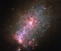 Živé jádro galaxie NGC 3125 zachycené Hubbleovým teleskopem. Tato galaxie byla objevena v roce 1835 Johnem Herschelem. V neuvěřitelně horkých mračnech plynů vzniká neobvykle vysoký počet nových hvězd.