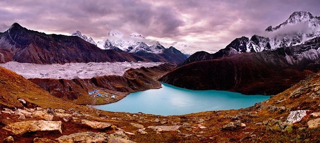 Jezera Gokyo v nepálské Himálaji pohledem z hory Gokyo Ri. Odsud se dají spatřit některé osmitisícovky. Nadmořská výška je kolem 4 800 m n. m. 