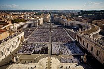 Náměstí před bazilikou Sv. Petra v Římě je srdcem katolického světa.
