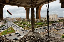 Na tom, co zbylo z Banky pro obchod a rozvoj v az-Záwiji, zničené raketovou palbou za bojů mezi Kaddáfího věrnými a milicemi v březnu 2011, visí volně dráty. 