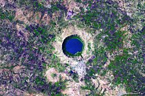 Písmeno Q – Kráter Lonar v Indii s blankytně modrým jezerem 