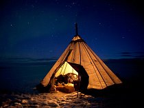 V noci se Sámové ukrývají ve stanech připomínajících indiánských teepee. FOTO: Erika Larsen pro National Geographic