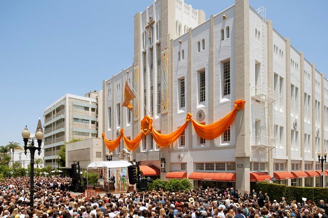 Tisíce scientologů slaví otevření nového kostela v Orange County v USA (2. červen 2012) 