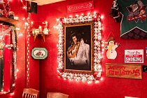 La La’s Little Nugget Bar v texaském Austinu je vyhlášený celoroční bohatou vánoční výzdobou.