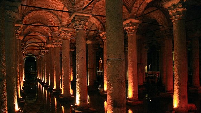 Potopený zámek pod Istanbulem: Obrovská vodní nádrž vypadá jako chrám