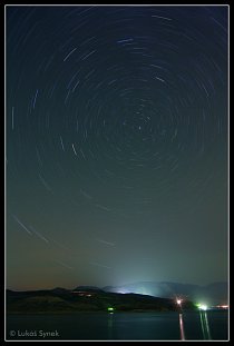 Severní obloha nad Čarvačskou přehradou v pohoří Čatkal, Uzbekistán. Patrný je vliv světla vesnice. Nejbližší město 50 km, expozice 45 min.  FOTO: Lukáš Synek