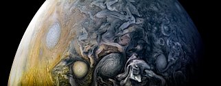 Na snímku z kosmické sondy NASA nazývané Juno víří mraky na Jupiterově severní polokouli ve spletitých vzorech. Při zpracování vědec Kevin Gill pečlivě zarovnal surové snímky, které sonda Juno pořizuje, zatímco se otáčí dvakrát za minutu.