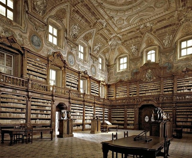 Biblioteca Girolamini, Neapol, Itálie: Knihovnu ze 16. století patrně nejvíce proslavilo, že v roce 2012 ji metodicky plenil zločinecký gang. Přibližně 80 procent uloupených knih bylo od té doby získáno zpět díky pomoci antikvářů a sběratelů.