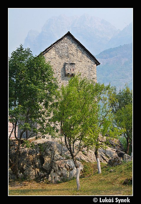 Kamenná věž (tzv. kulla) ve vesnici Theth, kde se muži ukrývali před krevní mstou.