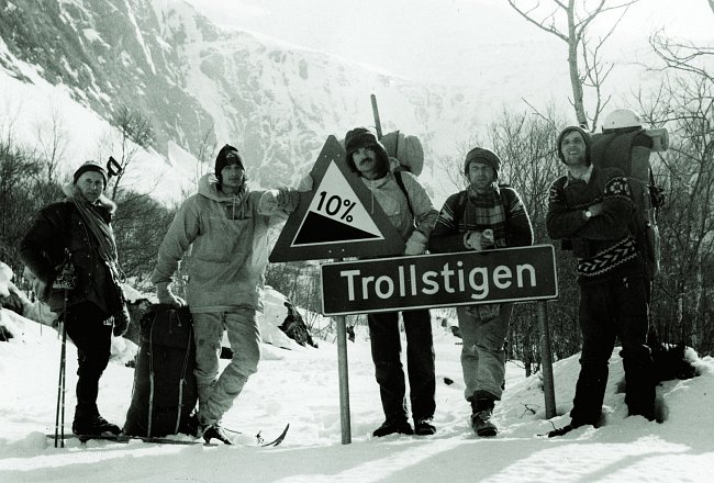 Společná fotka po výstupu na Trollryggen, 1976 Zleva: Arne Randers Heen, Josef Rakoncaj, Mirek Šmíd, Václav Širl a Jiří Janiš