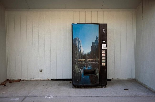Osamělý automat na výdej nealkoholických nápojů na čerpací stanici ve vesnici Baker v Nevadě, poblíž hranice s Utahem.