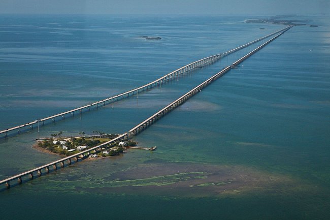 Sedmimílový most, Florida, USA: Spojuje ostrovy Knight's Key a Little Duck Key a měří téměř 11 km. Uprostřed se most zvedá do oblouku o výšce 20 metrů, aby pod ním mohly proplouvat lodě.