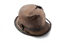 Plstěný klobouk z králičí srsti pravděpodobně patřil obchodníkovi. V době, kdy šaty dělaly člověka, byla buřinka symbolem dobře placených odborníků, podnikatelů a obchodníků.