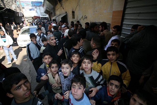 Lidé z Aleppa čekají v dlouhých frontách hodiny před místní pekárnou. Ty se také často stanou cílem bombardování. Oficiální pomoc se na sever země téměř vůbec nedostává. Člověk v tísni je schopný lide