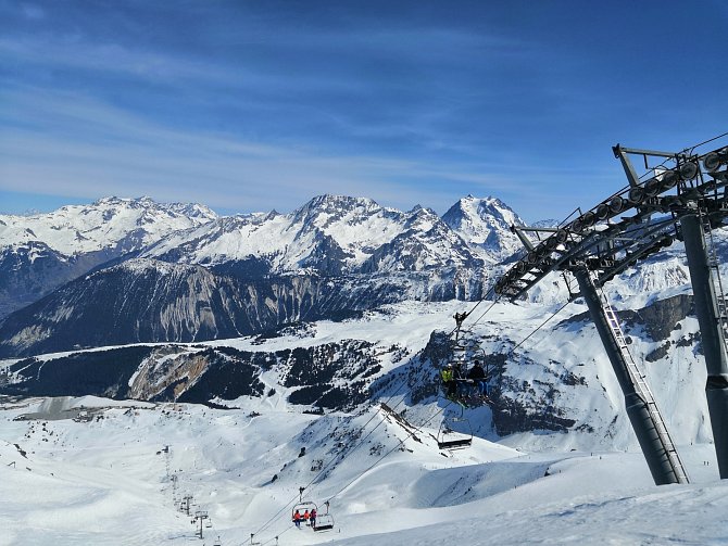 Ve Třech údolích mají lyžaři k dispozici 160 lyžařských vleků a 340 sjezdovek v nadmořských výškách od 1 100 do 3 230 metrů.