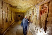 Egyptský tým s předákem Mustafou Abdo objevil tuto krásně vyzdobenou hrobku kněze.