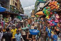 Pouliční prodavači nabízejí zboží na jednom z mnoha tržišť na ostrově Lagos a dávají přitom najevo horlivou podnikavost, díky níž je nigerijská ekonomika nejvitálnější v Africe.