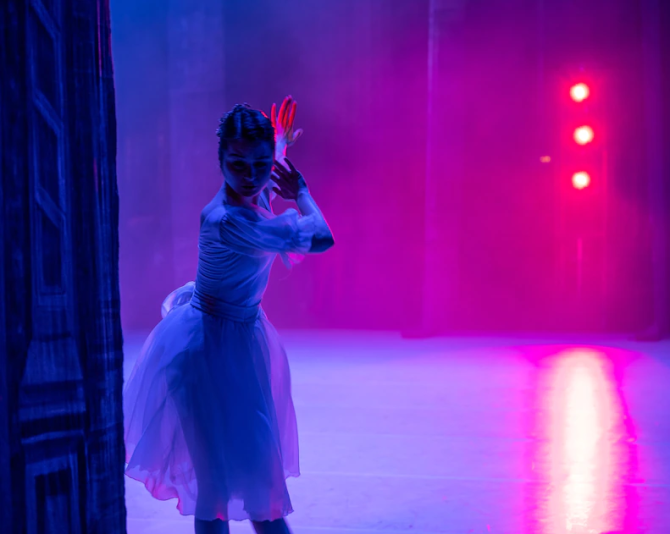 Sólistka Julia Kuzmičová hraje v Louskáčkovi Kláru. Tuto roli převzala, když hlavní tanečnice a tanečníci nemohli odcestovat do Francie, protože kyjevské letiště bylo v důsledku ruské invaze uzavřeno.