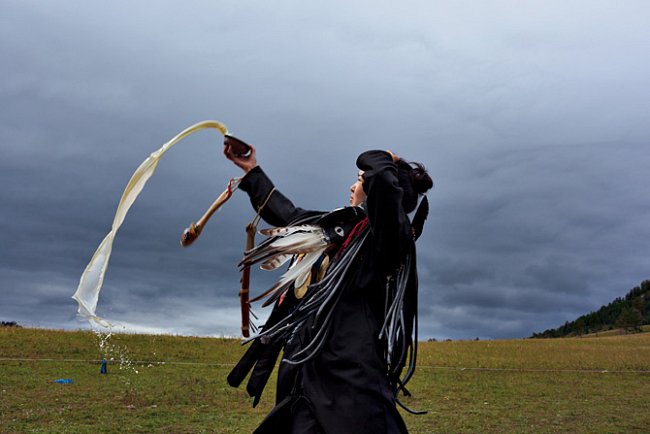 Při svém zasvěcení u mongolské metropole Ulánbátaru obětuje začínající šamanka duchům mléko.
