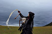 Při svém zasvěcení u mongolské metropole Ulánbátaru obětuje začínající šamanka duchům mléko.