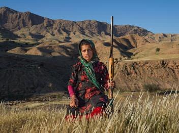 Masoumeh Ahmadiová (14) v íránské provincii Chúzistán drží vzduchovku své matky. Jakmile se žena vdá, dostane střelnou zbraň – se souhlasem manžela a svého otce. Mnohé ženy dostanou zbraň od svých mužů za porod prvorozeného syna.