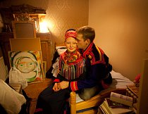 SunnaKati Skaltje a její přítel Johan Karlsson se připravují na oslavu Jokkmokk. FOTO: Erika Larsen pro National Geographic