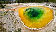 Jezírko patří k jedné z nejnavštěvovanějších atrakcí Yellowstonského národního parku.
