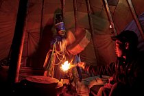 Ve dne se Sajn Ceceg ze severního Mongolska stará o své soby. V noci ve stanu bubnuje, aby se dostala do transu, zatímco její pomocník pálí větvičky jalovce, jejichž vonný kouř přitahuje duchy.