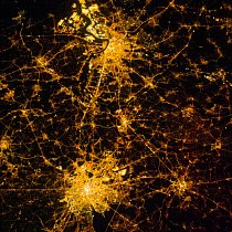 Antverpy a Brusel zářící uprostřed noci